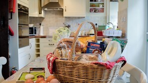 Eine Küche mit einem Korbwägelchen, das Brot, Eier und verpackte Lebensmittel enthält.