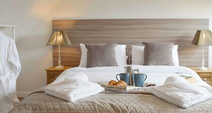 Horseshoe Cottage is cosy and welcoming, perfect for a romantic break.