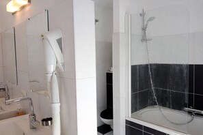 Sèche-cheveux, serviettes fournies, papier toilette