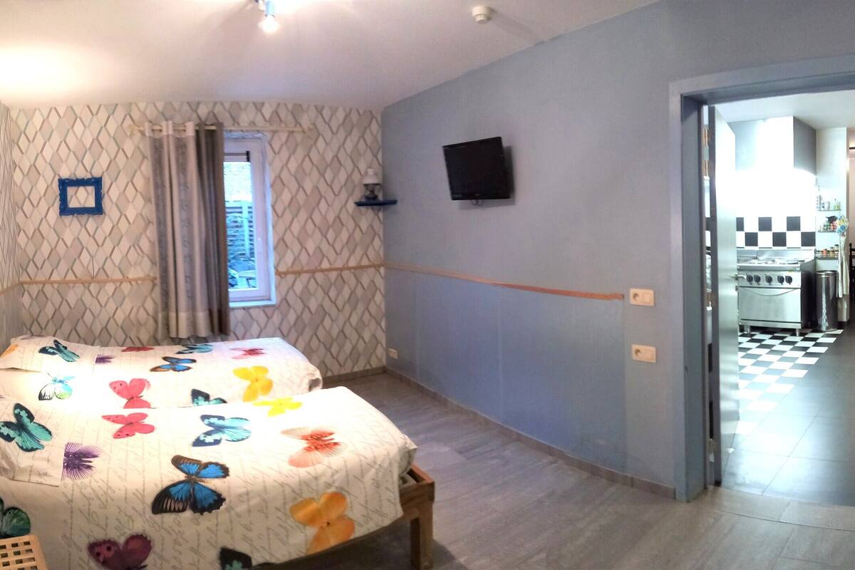 Comfort tweepersoonskamer, toegankelijk voor rolstoelgebruikers | 5 slaapkamers, individueel gedecoreerd, verduisterende gordijnen