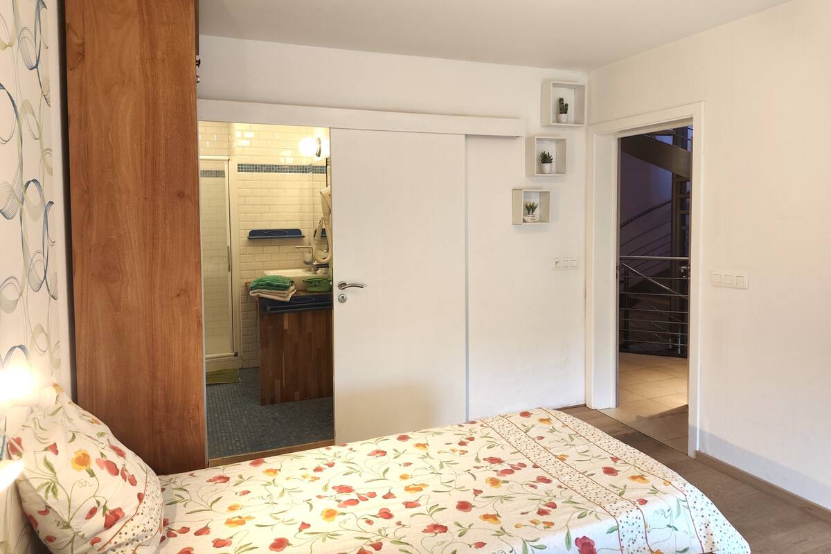 Comfort dubbelrum eller tvåbäddsrum | 5 sovrum, individuell inredning, mörkläggningsgardiner och ljudisolering