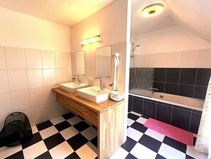 SĂšche-cheveux, serviettes fournies, papier toilette