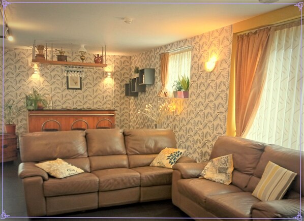 تلفزيون بشاشة مسطحة بحجم 700-سم يعرض قنوات تلفزيونية باشتراك مدفوع