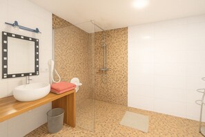 Habitación doble Confort, acceso para personas con movilidad reducida | Baño | Secadora de cabello, toallas, papel de baño 