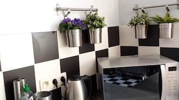 Family House, 5 Bedrooms | Private kitchen | Full-sized fridge, microwave, oven, stovetop