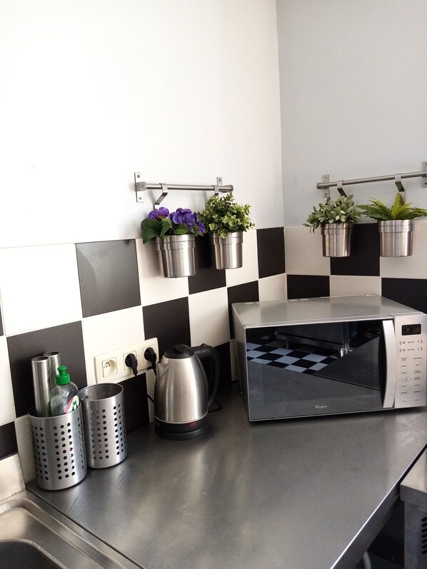 Een espressoapparaat, een koffiezetapparaat/waterkoker, een waterkoker