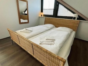 1 bedroom, travel cot