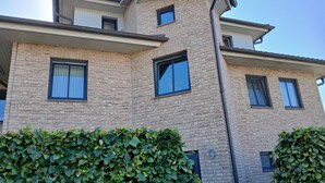 A multi-story building with a brick facade, multiple windows, and a roof with a slight overhang. - Apartment Beulig-Tietz 2 - Apartment Beulig-Tietz GM 69105 (Graal-Müritz)
