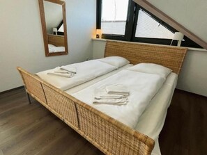 1 Schlafzimmer, Reisekinderbett