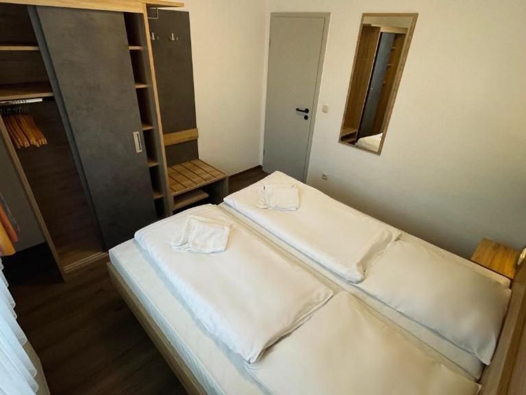 1 bedroom, travel crib