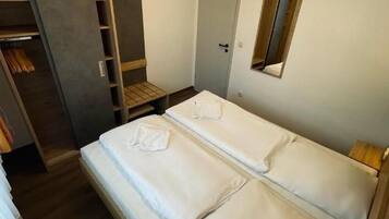 1 bedroom, travel crib