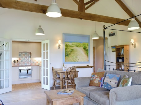 TV. 1 bedroom accommodation in Hinton, near Saxmundham