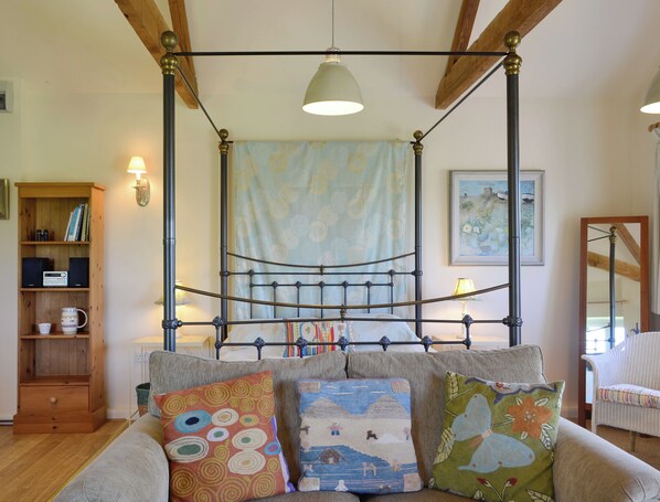 1 bedroom, bed sheets