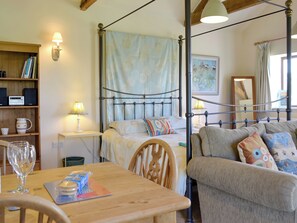 1 bedroom, bed sheets