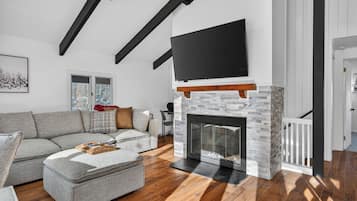 TV connectée, cheminée, baby-foot, chaßne hi-fi