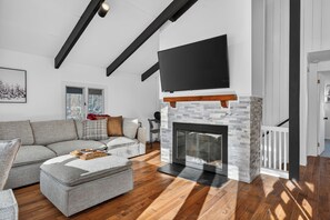 Smart-tv, een open haard, tafelvoetbal en een stereo