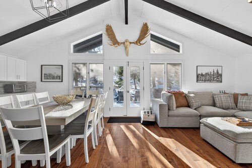 Shuttle or walk to village and lifts! Hot Tub + More!