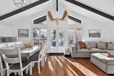 Shuttle or walk to village and lifts! Hot Tub + More!