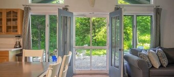 Shuttle or walk to village and lifts! The Powder Haus Chalet!