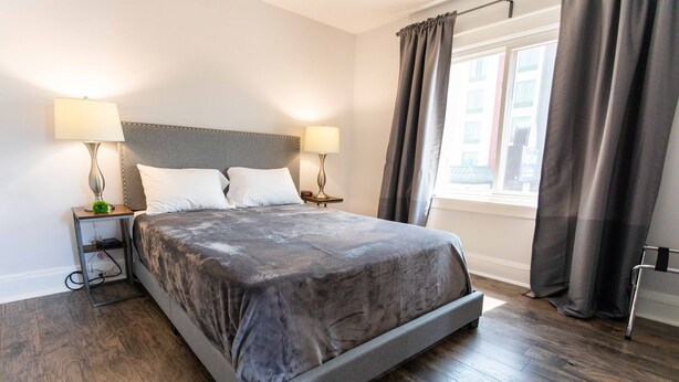 2 bedrooms, iron/ironing board, cots/infant beds, free WiFi - Clifton Hill Stays (Niagara Falls)