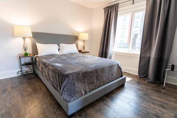 Family Apartment (Apartment 1) | 2 bedrooms, individually decorated, individually furnished - Clifton Hill Stays (Niagara Falls)