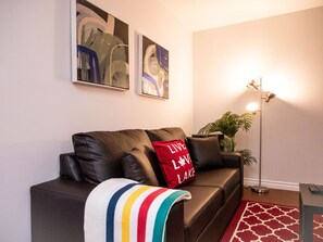 Apartamento clássico (Apartment 8) | Sala de estar | TV LCD 50 polegadas com canais a cabo, TV, Netflix