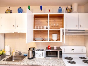 Apartamento clássico (Apartment 8) | Cozinha privada | Geladeira grande, micro-ondas, fogão, cooktop