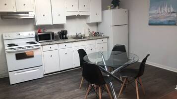 Apartemen Kota (Apartment 3) | Dapur pribadi | Lemari es besar, microwave, oven, dan kompor