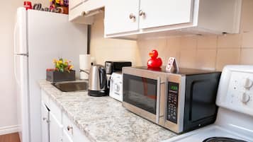 Classic Apartment (Apartment 8) | Private kitchen | Full-sized fridge, microwave, oven, stovetop
