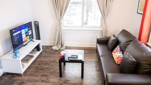 Living room - Clifton Hill Stays (Niagara Falls)