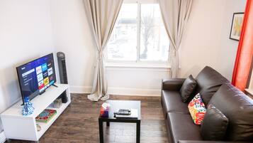 Apartemen Keluarga (Apartment 1) | Ruang keluarga | Televisi LCD 50-inci dengan saluran TV kabel, TV, dan Netflix