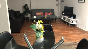 Living room - Clifton Hill Stays (Niagara Falls)