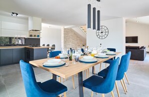 Dining - Irresistible villa with large pool, billiards, darts (Kaštel)