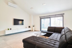 Televisión, chimenea, reproductor de DVD, futbolito
