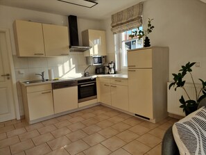 Kühlschrank, Mikrowelle, Ofen, Geschirrspüler