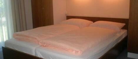 1 bedroom, travel cot, bed sheets