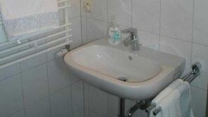 Chuveiro, toalhas de banho