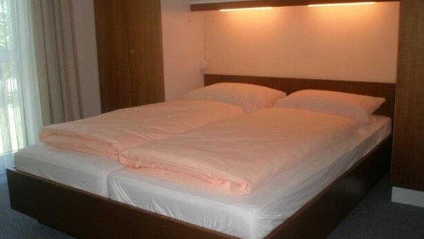 1 quarto, berço de viagem, roupa de cama
