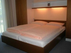 1 bedroom, travel crib, bed sheets