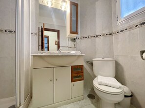 Douche, séchoir à cheveux, serviettes fournies