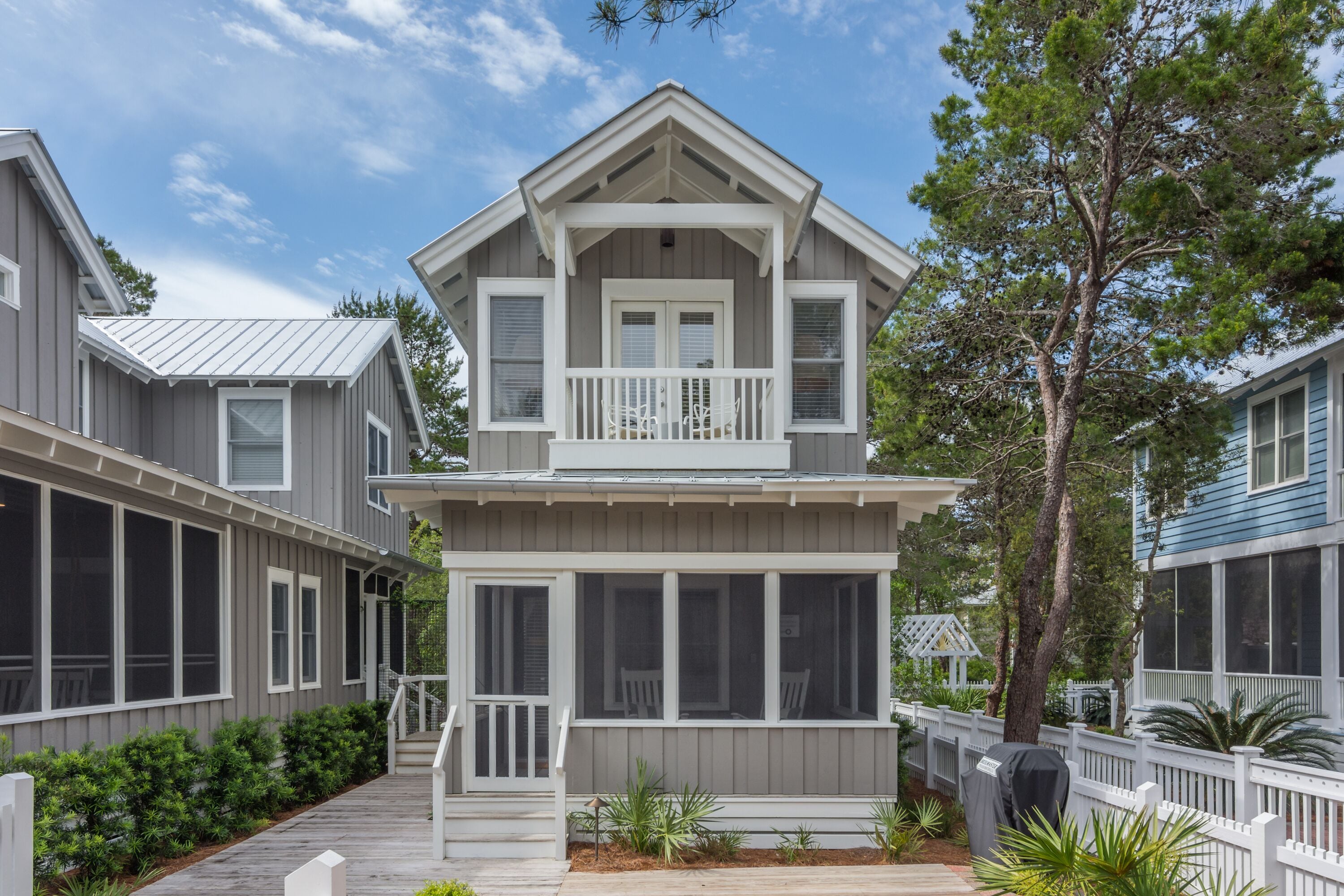 RENOVATED TO STUDS 1 BEDROOM COTTAGE IN SEASIDE SLEEPS 4! - GRAVY w/driveway!