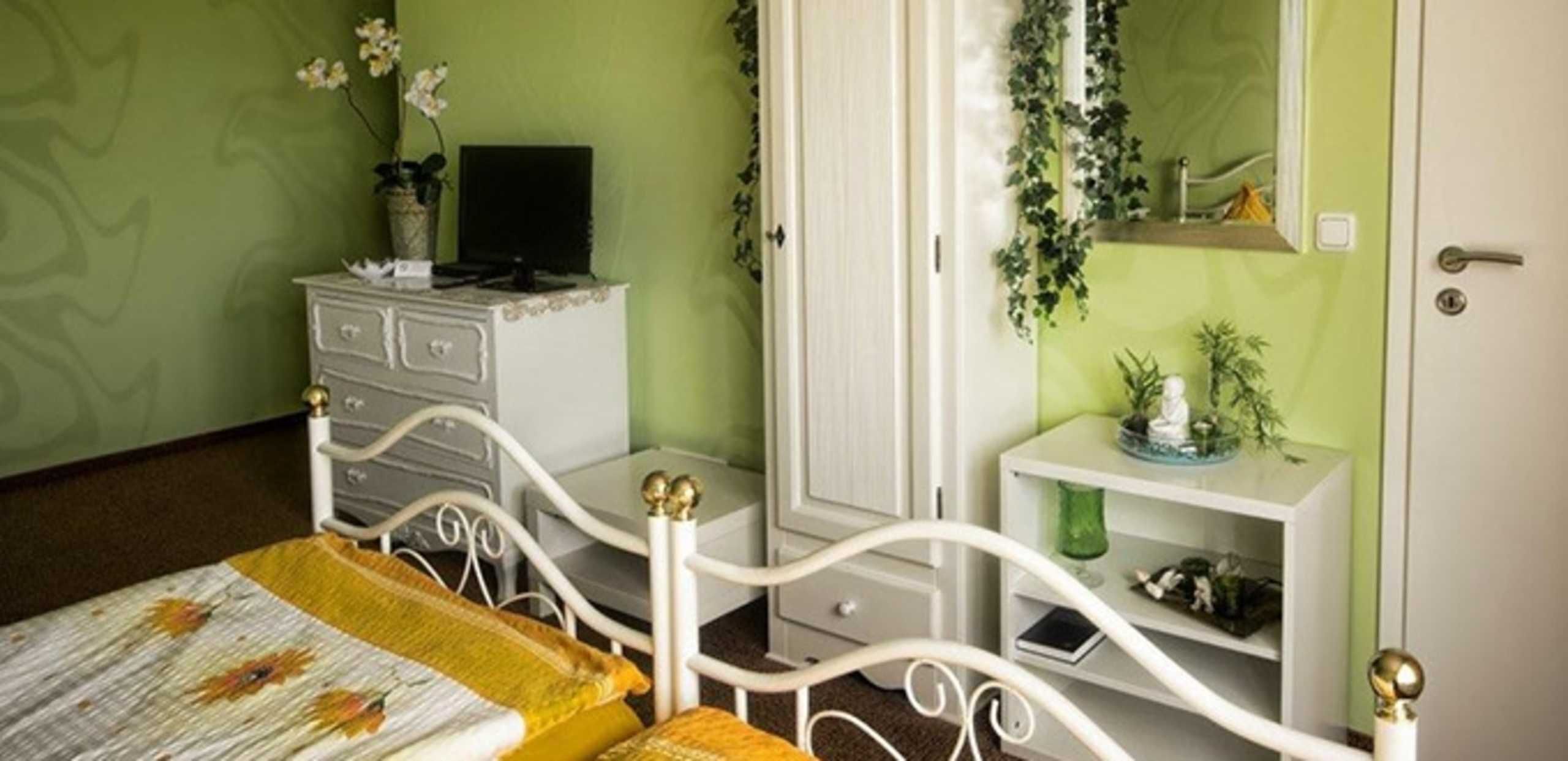 1 bedroom, travel cot