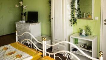 1 bedroom, travel cot