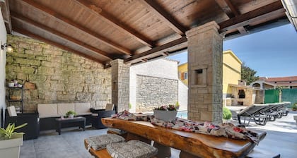 Typisch istrisches Ferienhaus mit privatem Pool, Tischfußball, Darts, Gym