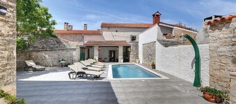 Tipica casa vacanze con piscina privata, calcio balilla, palestra