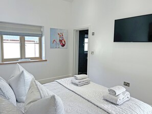 4 bedrooms, free WiFi, bed sheets, wheelchair access - 4 bedroom accommodation in Wiston, near Haverfordwest (Wiston, near Haverfordwest)