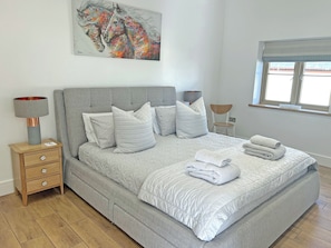 4 bedrooms, free WiFi, bed sheets - 4 bedroom accommodation in Wiston, near Haverfordwest (Wiston, near Haverfordwest)