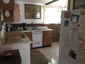 Kühlschrank, Mikrowelle, Herdplatte, Wasserkocher mit Kaffee-/Teezubehör