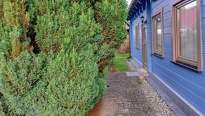 A blue building with a stone pathway leading to a wooden door. - Double room 5 - Rankwitzer Hof (Rankwitz)