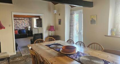 Tanglewood Cottage. Cosy Retreat for Groups & Families, Explore Dorset